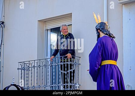 Vendrell, Spanien. 03. April 2023. Ein Mann von seiner Terrasse beobachtet Jesus de Las Penas während der Parade am Palmensonntag in Vendrell. Die Bruderschaft von 'Las Penas de El Vendrell' führt die Parade mit den 'Virgen del Consuelo' und 'Jesus de las Penas' während der Osterwoche des Palmensonntags in Vendrell, Tarragona Spanien (Foto von Ramon Costa/SOPA Images/Sipa USA). Kredit: SIPA USA/Alamy Live News Stockfoto