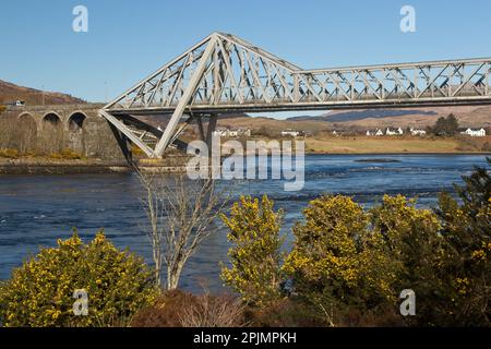 Die Connel Bridge ist eine Kragarmbrücke, die sich über Loch Etive in Connel in Schottland erstreckt. Die Brücke erstreckt sich über den schmalsten Teil des loch, an den Wasserfällen von Lor Stockfoto