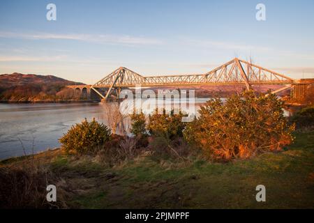 Die Connel Bridge ist eine Kragarmbrücke, die sich über Loch Etive in Connel in Schottland erstreckt. Die Brücke erstreckt sich über den schmalsten Teil des loch, an den Wasserfällen von Lor Stockfoto