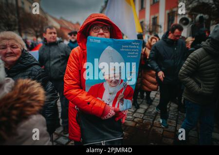 Breslau, Breslau, Polen. 2. April 2023. Anlässlich des Todestages und der Sendung des TVN über Pädophilie in der katholischen Kirche, von der Papst Johannes Paul II. Vielleicht gekannt hat -.2. April 2023 - fand der Marsch der Solidarität mit dem polnischen Papst in WrocÅ‚AW statt, ca. 8.000 Menschen manifestierten sich. Menschen. (Kreditbild: © Krzysztof Zatycki/ZUMA Press Wire) NUR REDAKTIONELLE VERWENDUNG! Nicht für den kommerziellen GEBRAUCH! Stockfoto