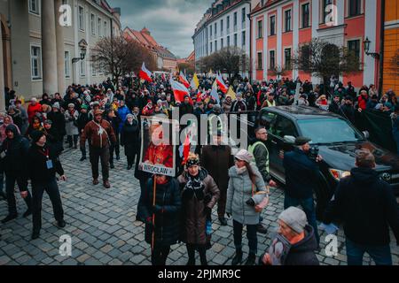 Breslau, Breslau, Polen. 2. April 2023. Anlässlich des Todestages und der Sendung des TVN über Pädophilie in der katholischen Kirche, von der Papst Johannes Paul II. Vielleicht gekannt hat -.2. April 2023 - fand der Marsch der Solidarität mit dem polnischen Papst in WrocÅ‚AW statt, ca. 8.000 Menschen manifestierten sich. Menschen. (Kreditbild: © Krzysztof Zatycki/ZUMA Press Wire) NUR REDAKTIONELLE VERWENDUNG! Nicht für den kommerziellen GEBRAUCH! Stockfoto