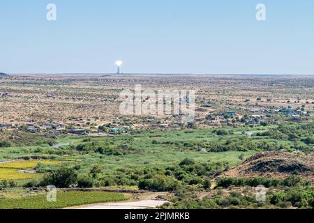Blick von Tierberg bei Keimoes nach Osten. KHI Solar One Kraftwerk in der Nähe von Upington, Weinberge und Kanäle eines überfluteten Orange River sind sichtbar Stockfoto