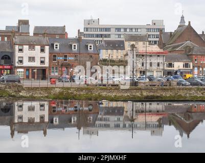 Blick über die Caul in Richtung Whitesands, Dumfries, Schottland, mit einer Mischung aus architektonischen Stilen. Stockfoto