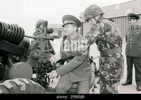 Archivbild von Offizieren der russischen Armee, die im März 1991 die britische Armee in Larkhill auf der Salisbury Plain besuchten. Stockfoto