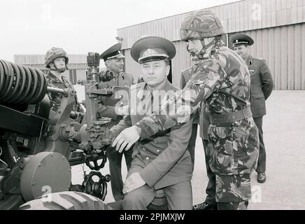 Archivbild von Offizieren der russischen Armee, die im März 1991 die britische Armee in Larkhill auf der Salisbury Plain besuchten. Stockfoto