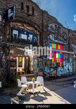 Bunte Mosaikfenster, ROHFLÄCHE, ehemalige Reichsbahn-Reparaturwerke, Friedrichshain, Berlin, Deutschland Stockfoto