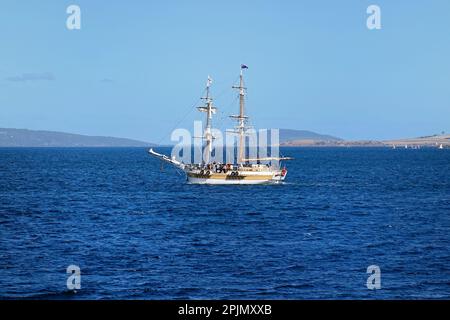 Die Großsegler Lady Nelson nimmt Touristen mit auf einen Ausflug in Hobart Harbour, Tasmanien Stockfoto