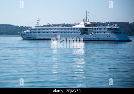 Bootsausflug von Trogir entlang Küstendörfern Stockfoto