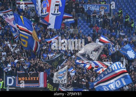 Sampdoria-Fans beim Fußballspiel der Serie A: Rom gegen Sampdoria, Rom, Italien. 02. April 2023. AllShotLive/Sipa USA Guthaben: SIPA USA/Alamy Live News Stockfoto