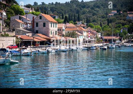 Bootsausflug von Trogir entlang Küstendörfern Stockfoto