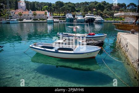 Bootsausflug von Trogir entlang Küstendörfern Stockfoto