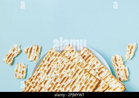 Matzo auf blauem Hintergrund. Happy Passover Konzept. Traditionelles jüdisches Essen für Pesach. Platz für Ihre SMS. Stockfoto