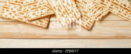 Hintergrund des traditionellen jüdischen Urlaubs Pesach. Passover-Matzo-Brot auf Holztisch. Matzoh-Rahmen. Platz für Text- und Bannerformat. Stockfoto