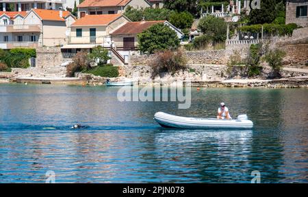 Bootsausflug von Trogir entlang Küstendörfern Stockfoto