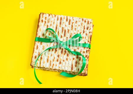 Traditionelle jüdische Matze auf gelbem Hintergrund. Frohes Pessach. Pesacher religiöses Feiertagskonzept. Matzah-Brot. Stockfoto