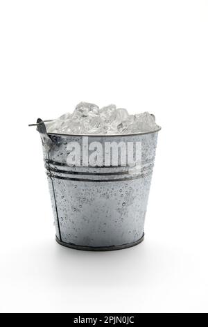 Eiskübel mit isoliertem Eis auf weißem Hintergrund. Stockfoto
