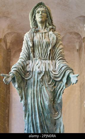 Monreale, Italien - 17. Oktober 2022: Die Statue der Jungfrau Maria unter der Arkade der Kathedrale Santa Maria Nuova, auch bekannt als Dom von Stockfoto