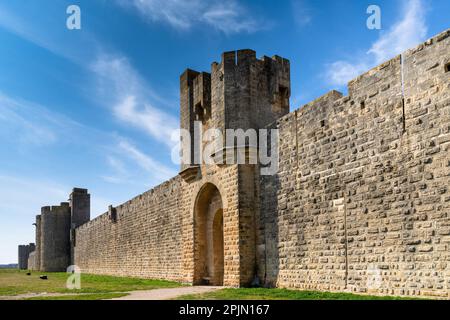 Blick auf die historischen Stadtmauern rund um das Dorf Camargue von Aigues-Mortes Stockfoto