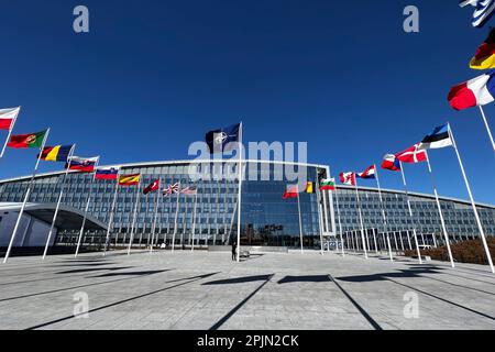 Brüssel, Belgien. 03. April 2023. Die nationalen Flaggen der NATO-Mitgliedsländer fliegen am 3. April 2023 außerhalb des Hauptsitzes der Organisation in Brüssel, Belgien. Kredit: ALEXANDROS MICHAILIDIS/Alamy Live News Stockfoto