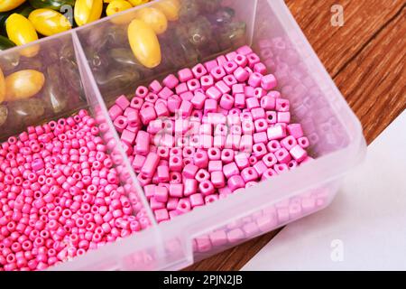 Bunte Perlen in Behältern, Nahaufnahme, Kunsthandwerk, Makrofoto Stockfoto