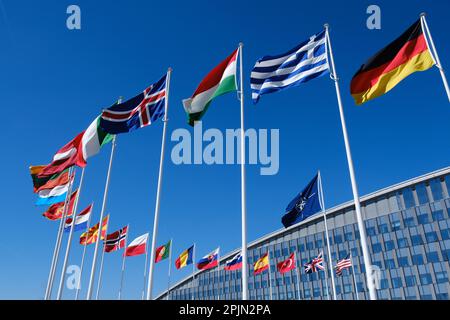 Brüssel, Belgien. 03. April 2023. Die nationalen Flaggen der NATO-Mitgliedsländer fliegen am 3. April 2023 außerhalb des Hauptsitzes der Organisation in Brüssel, Belgien. Kredit: ALEXANDROS MICHAILIDIS/Alamy Live News Stockfoto