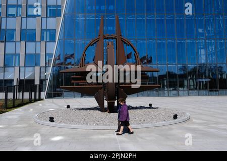 Brüssel, Belgien. 03. April 2023. Am 3. April 2023 verlassen die Menschen das NATO-Hauptquartier in Brüssel, Belgien. Kredit: ALEXANDROS MICHAILIDIS/Alamy Live News Stockfoto