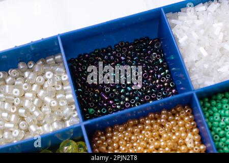 Bunte Perlen in Behältern, Nahaufnahme, Kunsthandwerk, Makrofoto Stockfoto