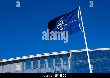 Brüssel, Belgien. 03. April 2023. Die nationalen Flaggen der NATO-Mitgliedsländer fliegen am 3. April 2023 außerhalb des Hauptsitzes der Organisation in Brüssel, Belgien. Kredit: ALEXANDROS MICHAILIDIS/Alamy Live News Stockfoto