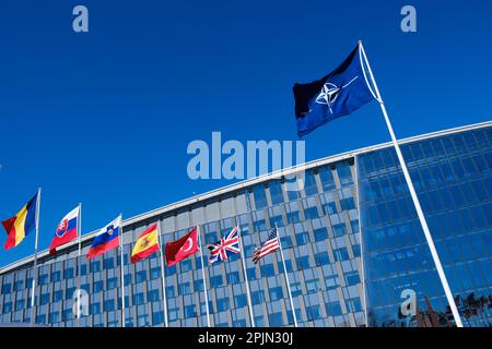 Brüssel, Belgien. 03. April 2023. Die nationalen Flaggen der NATO-Mitgliedsländer fliegen am 3. April 2023 außerhalb des Hauptsitzes der Organisation in Brüssel, Belgien. Kredit: ALEXANDROS MICHAILIDIS/Alamy Live News Stockfoto