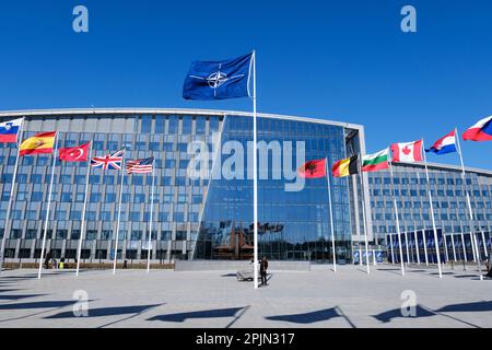 Brüssel, Belgien. 03. April 2023. Die nationalen Flaggen der NATO-Mitgliedsländer fliegen am 3. April 2023 außerhalb des Hauptsitzes der Organisation in Brüssel, Belgien. Kredit: ALEXANDROS MICHAILIDIS/Alamy Live News Stockfoto