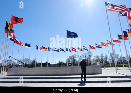 Brüssel, Belgien. 03. April 2023. Die nationalen Flaggen der NATO-Mitgliedsländer fliegen am 3. April 2023 außerhalb des Hauptsitzes der Organisation in Brüssel, Belgien. Kredit: ALEXANDROS MICHAILIDIS/Alamy Live News Stockfoto