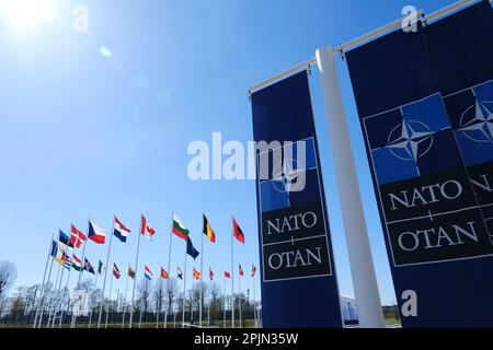 Brüssel, Belgien. 03. April 2023. Die nationalen Flaggen der NATO-Mitgliedsländer fliegen am 3. April 2023 außerhalb des Hauptsitzes der Organisation in Brüssel, Belgien. Kredit: ALEXANDROS MICHAILIDIS/Alamy Live News Stockfoto