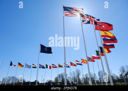 Brüssel, Belgien. 03. April 2023. Die nationalen Flaggen der NATO-Mitgliedsländer fliegen am 3. April 2023 außerhalb des Hauptsitzes der Organisation in Brüssel, Belgien. Kredit: ALEXANDROS MICHAILIDIS/Alamy Live News Stockfoto