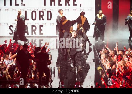 Preisträger JELLY ROLL, auch bekannt als JASON DEFORD, tritt bei den Country Music Awards (CMT) 2023, die am 2. April 2023 im Moody Center zum ersten Mal in Austin, Texas, abgehalten werden, mit einem Gospelchor auf der Bühne auf, bevor die Menge ausverkauft ist. Kredit: Bob Daemmrich/Alamy Live News Stockfoto