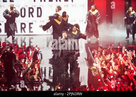 Preisträger JELLY ROLL, auch bekannt als JASON DEFORD, tritt bei den Country Music Awards (CMT) 2023, die am 2. April 2023 im Moody Center zum ersten Mal in Austin, Texas, abgehalten werden, mit einem Gospelchor auf der Bühne auf, bevor die Menge ausverkauft ist. Kredit: Bob Daemmrich/Alamy Live News Stockfoto