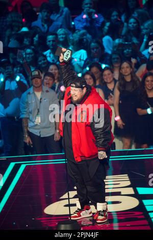 Preisträger JELLY ROLL, auch bekannt als JASON DEFORD, nimmt bei den Country Music Television (CMT) Music Awards 2023, die am 2. April 2023 im Moody Center zum ersten Mal in Austin, Texas, abgehalten werden, eine Auszeichnung entgegen, bevor das Publikum ausverkauft ist. Kredit: Bob Daemmrich/Alamy Live News Stockfoto