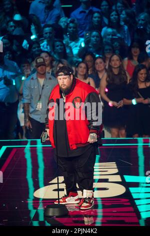 Preisträger JELLY ROLL, auch bekannt als JASON DEFORD, nimmt bei den Country Music Television (CMT) Music Awards 2023, die am 2. April 2023 im Moody Center zum ersten Mal in Austin, Texas, abgehalten werden, eine Auszeichnung entgegen, bevor das Publikum ausverkauft ist. Kredit: Bob Daemmrich/Alamy Live News Stockfoto
