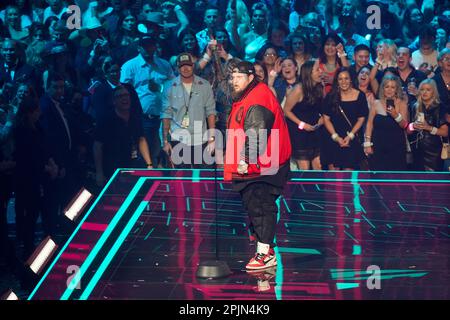 Preisträger JELLY ROLL, auch bekannt als JASON DEFORD, nimmt bei den Country Music Television (CMT) Music Awards 2023, die am 2. April 2023 im Moody Center zum ersten Mal in Austin, Texas, abgehalten werden, eine Auszeichnung entgegen, bevor das Publikum ausverkauft ist. Kredit: Bob Daemmrich/Alamy Live News Stockfoto