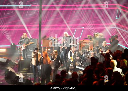 Ein Lynyrd Skynyrd Tribute Finale mit CHUCK LEAVELL, SLASH, BILLY GIBBONS, LEANN RIMES, CODY JOHNSON, PAUL RODGERS, WARREN HAYNES und WYNONNA JUDD bei den Country Music Television (CMT) Music Awards 2023, die am 2. April 2023 erstmals im Moody Center in Austin, Texas, abgehalten wurden, bevor die Menge ausverkauft war. Kredit: Bob Daemmrich/Alamy Live News Stockfoto