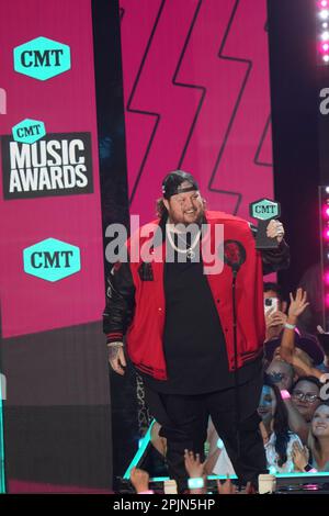 Preisträger JELLY ROLL, auch bekannt als JASON DEFORD, nimmt bei den Country Music Television (CMT) Music Awards 2023, die am 2. April 2023 im Moody Center zum ersten Mal in Austin, Texas, stattfanden, eine Auszeichnung für „Breakthrough Male Video of the Year Onstage“ an, bevor die Menge ausverkauft war. Kredit: Bob Daemmrich/Alamy Live News Stockfoto