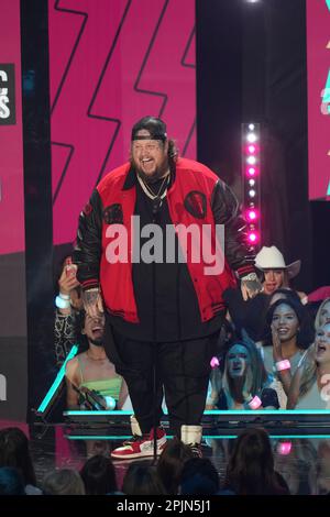 Preisträger JELLY ROLL, auch bekannt als JASON DEFORD, nimmt bei den Country Music Television (CMT) Music Awards 2023, die am 2. April 2023 im Moody Center zum ersten Mal in Austin, Texas, stattfanden, eine Auszeichnung für „Breakthrough Male Video of the Year Onstage“ an, bevor die Menge ausverkauft war. Kredit: Bob Daemmrich/Alamy Live News Stockfoto