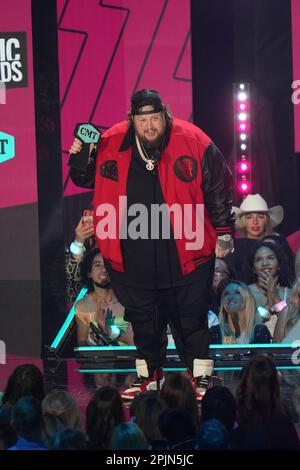 Preisträger JELLY ROLL, auch bekannt als JASON DEFORD, nimmt bei den Country Music Television (CMT) Music Awards 2023, die am 2. April 2023 im Moody Center zum ersten Mal in Austin, Texas, stattfanden, eine Auszeichnung für „Breakthrough Male Video of the Year Onstage“ an, bevor die Menge ausverkauft war. Kredit: Bob Daemmrich/Alamy Live News Stockfoto