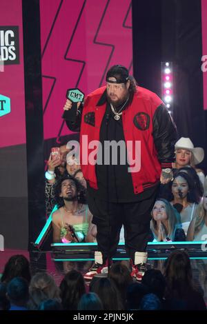 Preisträger JELLY ROLL, auch bekannt als JASON DEFORD, nimmt bei den Country Music Television (CMT) Music Awards 2023, die am 2. April 2023 im Moody Center zum ersten Mal in Austin, Texas, stattfanden, eine Auszeichnung für „Breakthrough Male Video of the Year Onstage“ an, bevor die Menge ausverkauft war. Kredit: Bob Daemmrich/Alamy Live News Stockfoto
