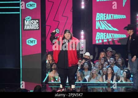Preisträger JELLY ROLL, auch bekannt als JASON DEFORD, nimmt bei den Country Music Television (CMT) Music Awards 2023, die am 2. April 2023 im Moody Center zum ersten Mal in Austin, Texas, stattfanden, eine Auszeichnung für „Breakthrough Male Video of the Year Onstage“ an, bevor die Menge ausverkauft war. Kredit: Bob Daemmrich/Alamy Live News Stockfoto