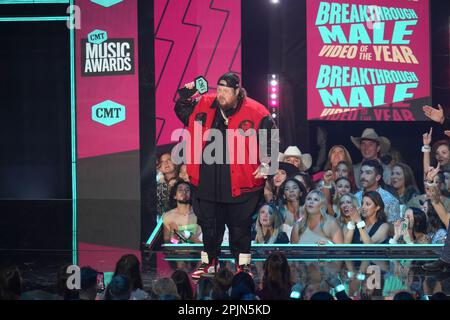 Preisträger JELLY ROLL, auch bekannt als JASON DEFORD, nimmt bei den Country Music Television (CMT) Music Awards 2023, die am 2. April 2023 im Moody Center zum ersten Mal in Austin, Texas, stattfanden, eine Auszeichnung für „Breakthrough Male Video of the Year Onstage“ an, bevor die Menge ausverkauft war. Kredit: Bob Daemmrich/Alamy Live News Stockfoto