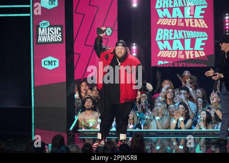 Preisträger JELLY ROLL, auch bekannt als JASON DEFORD, nimmt bei den Country Music Television (CMT) Music Awards 2023, die am 2. April 2023 im Moody Center zum ersten Mal in Austin, Texas, stattfanden, eine Auszeichnung für „Breakthrough Male Video of the Year Onstage“ an, bevor die Menge ausverkauft war. Kredit: Bob Daemmrich/Alamy Live News Stockfoto