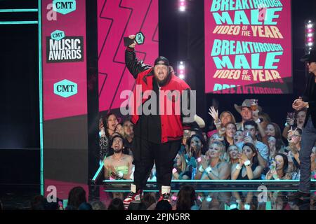 Preisträger JELLY ROLL, auch bekannt als JASON DEFORD, nimmt bei den Country Music Television (CMT) Music Awards 2023, die am 2. April 2023 im Moody Center zum ersten Mal in Austin, Texas, stattfanden, eine Auszeichnung für „Breakthrough Male Video of the Year Onstage“ an, bevor die Menge ausverkauft war. Kredit: Bob Daemmrich/Alamy Live News Stockfoto