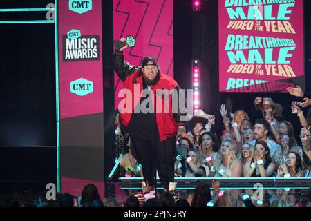 Preisträger JELLY ROLL, auch bekannt als JASON DEFORD, nimmt bei den Country Music Television (CMT) Music Awards 2023, die am 2. April 2023 im Moody Center zum ersten Mal in Austin, Texas, stattfanden, eine Auszeichnung für „Breakthrough Male Video of the Year Onstage“ an, bevor die Menge ausverkauft war. Kredit: Bob Daemmrich/Alamy Live News Stockfoto