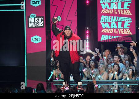 Preisträger JELLY ROLL, auch bekannt als JASON DEFORD, nimmt bei den Country Music Television (CMT) Music Awards 2023, die am 2. April 2023 im Moody Center zum ersten Mal in Austin, Texas, stattfanden, eine Auszeichnung für „Breakthrough Male Video of the Year Onstage“ an, bevor die Menge ausverkauft war. Kredit: Bob Daemmrich/Alamy Live News Stockfoto