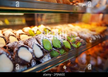 Traditionelles, mit Creme gefülltes italienisches Cannoli-Gebäck. Stockfoto